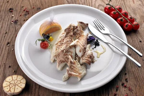 Жареная рыба сибас на белой тарелке — стоковое фото
