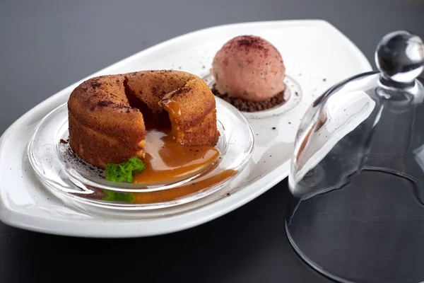 Fondant de caramelo en un plato blanco con un helado —  Fotos de Stock