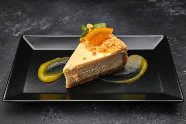 Siyah tabakta cheesecake
