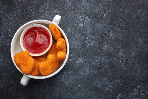 Nuggets Plato Blanco Profundo Con Salsa Dentro Del Plato Sobre —  Fotos de Stock