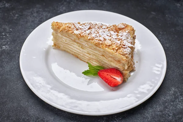 Morceau Napoléon Gâteau Sur Une Assiette Blanche Avec Des Fraises — Photo