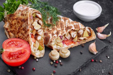 Soslu, soğanlı, turşulu, domatesli, sarımsaklı, otlu ve mantarlı Shawarma.