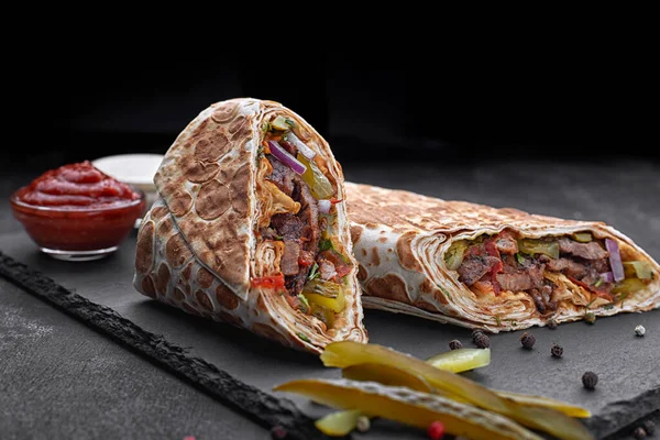 Shawarma Cielęciną Sosem Cebulą Ogórkami Ziołami Gorącą Czerwoną Papryką Łupku — Zdjęcie stockowe