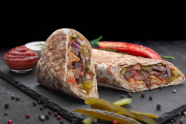 Shawarma Soslu Soğanlı Turşulu Otlu Acı Kırmızı Biberli Siyah Beton — Stok fotoğraf