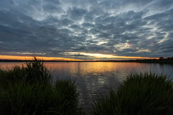Nehirde güzel bir gün doğumu, güneş doğmadan önce, kıyıların bir kısmı ve sazlıklar