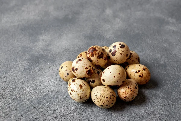 Кілька Перепелиних Яєць Сірому Фоні — стокове фото