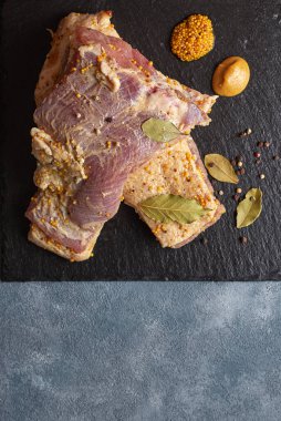 İki dilim çiğ domuz turşusu altını çiziyorum. Hardal, biber ve defne yaprağıyla birlikte.