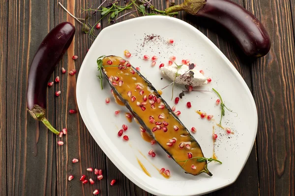 Berenjena Horno Con Semillas Queso Granada Sobre Plato Blanco Sobre —  Fotos de Stock