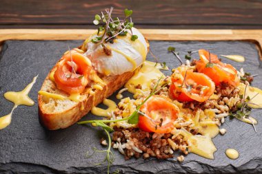 Somon balığı, haşlanmış yumurta ve pilav. Tahtada.