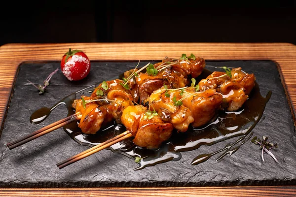 Rapana Shish Kebab Con Salsa Teriyaki Romidor Sobre Pizarra Negra —  Fotos de Stock