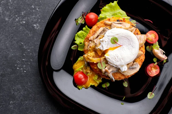 Bife Frito Com Cogumelos Ovo Escalfado Tomates Uma Placa Preta — Fotografia de Stock