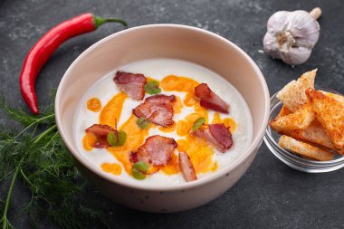 Krema çorbası, pastırmalı karnabahar, kızarmış ekmek. Dereotu, kiraz domatesleri, sarımsak ve kırmızı biber.