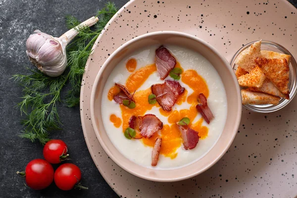 Sopa Crema Coliflor Con Tocino Con Croutons Eneldo Tomates Cherry —  Fotos de Stock