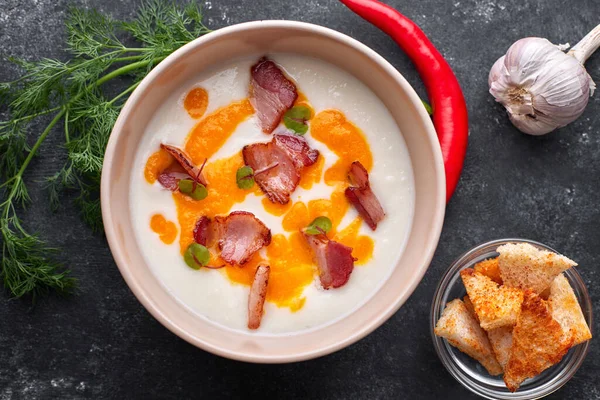 Sopa Crema Coliflor Con Tocino Con Croutons Eneldo Tomates Cherry —  Fotos de Stock