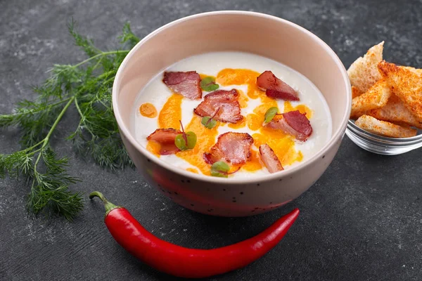 Sopa Crema Coliflor Con Tocino Con Croutons Eneldo Tomates Cherry —  Fotos de Stock