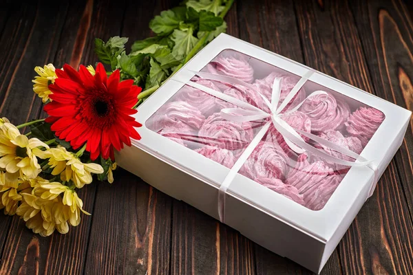 Roze Marshmallow Verpakt Een Doos Met Een Lint Bloemen Als — Stockfoto