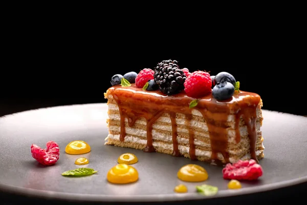 Morceau Tarte Gâteau Miel Avec Des Baies Fraîches Menthe Caramel — Photo