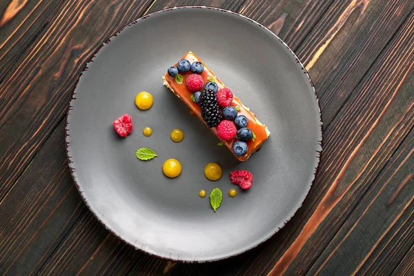 Ein Stück Kuchen Honigkuchen Mit Frischen Beeren Minze Und Karamell — Stockfoto