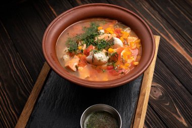 Çar 'ın kulağı, kil bir tabakta, tahta bir tahtanın üzerinde.