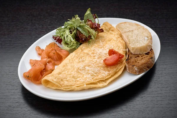 Omelett Mit Lachs Kräutern Und Ciabatta Toast Auf Dunklem Hintergrund — Stockfoto