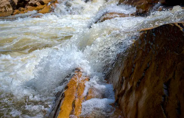 Rapides Une Rivière Montagne Pierres Une Rivière Tourbillonnante Par Une — Photo