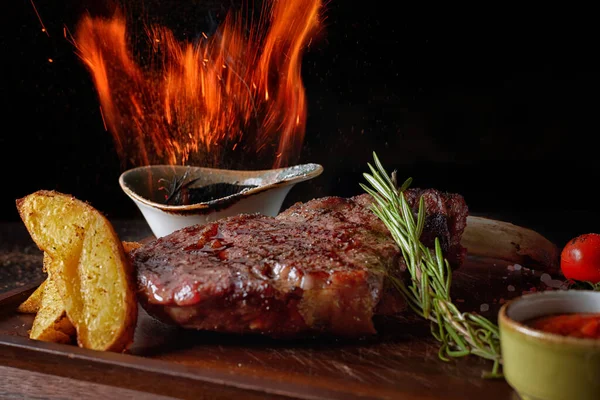 Filete Carne Con Fuego Sobre Una Tabla Madera Con Papas — Foto de Stock