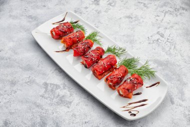 Krem peynirli ve dereotlu kavrulmuş dolmalık biber.