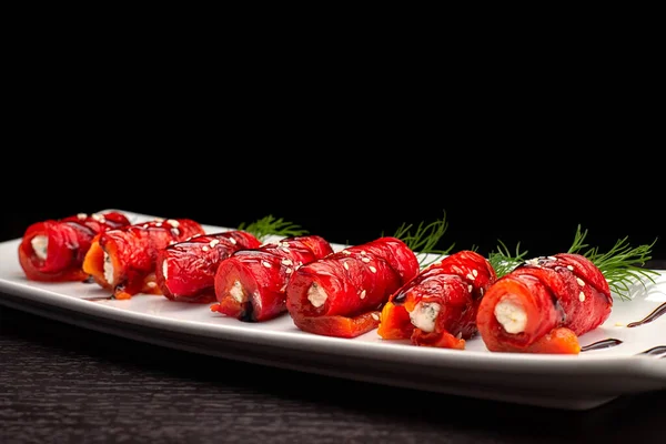 Pimiento Horno Con Queso Crema Eneldo Plato Blanco Sobre Fondo —  Fotos de Stock