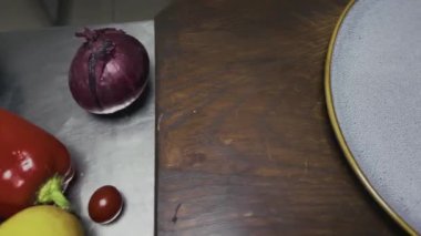 Sağlıklı gurme yumurtalı ekmek, karides ve taze otlarla dolu bir video hazırlıyorum. Seçkin dengeli beslenme ve rafine mutfak kavramı.