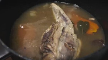 Bir şefin kaynatılmış eti dikkatlice dilimlediği yakın çekim videosu. Gurme ve ev yapımı yemekler için geleneksel et hazırlama