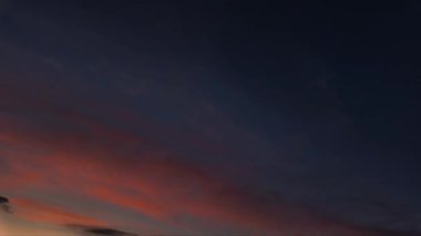 Renkli gökyüzü ve sakin sabah havası ile canlı bir gündoğumu videosu, rahatlama ve doğa temaları için.