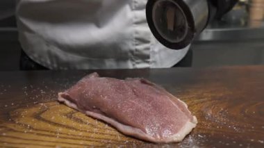 Şefin kızarmış ördek göğsünü tereyağlı ve biberiyeli yakın çekim videosu, gurme yemek hazırlama süreci.