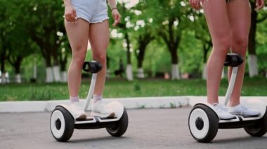 Seksi kızlar kısacası Segways kapatmak - yavaş beyaz kot şort binmek