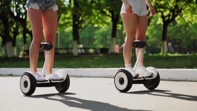 Güzel düzgün bacaklar genç kızlar kısa chertah portre üzerinde beyaz gyrometer elektrik Segway binmek parkta