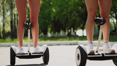 Güzel düzgün bacaklar genç kızlar kısa chertah portre üzerinde beyaz gyrometer elektrik Segway binmek parkta
