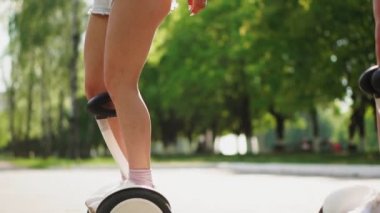 Yakın - kadar Bayan ince seksi bacakları kısa üzerinde Segway motorlu-tekerlek beyaz