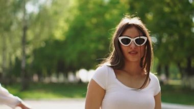 Yakın - kadar Bayan ince seksi bacakları kısa üzerinde Segway motorlu-tekerlek beyaz