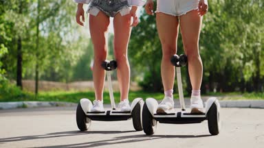 Kamera alttan şort standları üst kız scooter Self Dengeleme beyaz üzerinde yükselir