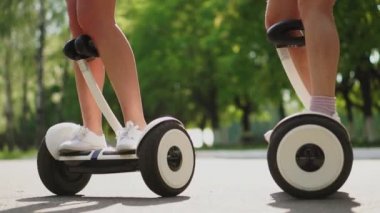 Kamera alttan şort standları üst kız scooter Self Dengeleme beyaz üzerinde yükselir