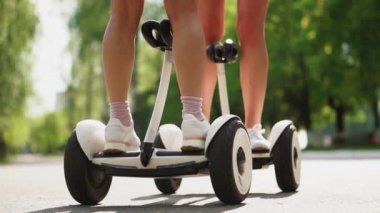 Kamera alttan şort standları üst kız scooter Self Dengeleme beyaz üzerinde yükselir