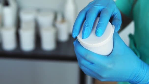 Nära - öppna upp av händerna i gummi handskar en burk socker för hårborttagning genom sötning — Stockvideo