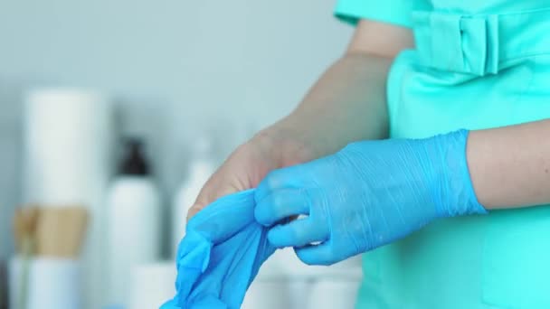 Plastik eldiven takan doktorun yakın çekimi. — Stok video