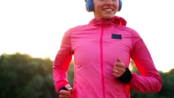 Poranny jogging w parku, w pobliżu stawu w promienie słoneczne świt, Dziewczyna przygotowuje się do Mariano i prowadzić zdrowy styl życia — Wideo stockowe