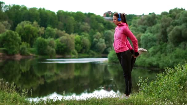 A lány felmelegszik a korareggeli órákban edzés felkészülés egy fut a nap előtt — Stock videók