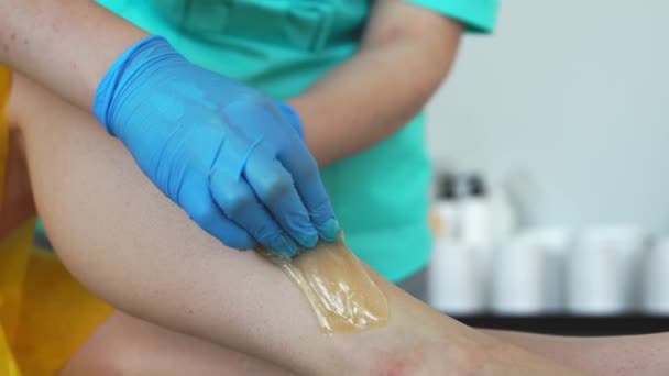 Dos Chicas Salón Belleza Maestro Albornoz Guantes Haciendo Procedimiento Para — Vídeo de stock