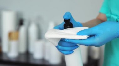Kapatmak - yukarıya eldivenli elleri güzellik salonu peçeteye cilt bakım ürünü Uygula