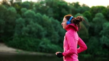Bir sabah koşu Parkı Güneşli ışınları şafak gölde, kız Mariano için hazırlanıyor ve sağlıklı bir yaşam tarzı yol