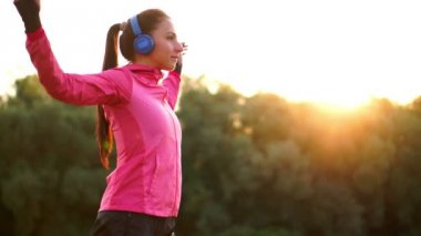 Sabah erken güneş vadede hazırlama eğitimi önce kız ısıtır