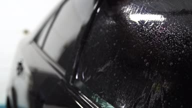 Ana renk tonu film otomobil cam için saç kurutma makinesi ve spatula ile parlama ışık ile yükler. Kavram renklendirme