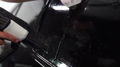 Ana renk tonu film otomobil cam için saç kurutma makinesi ve spatula ile parlama ışık ile yükler. Kavram renklendirme
